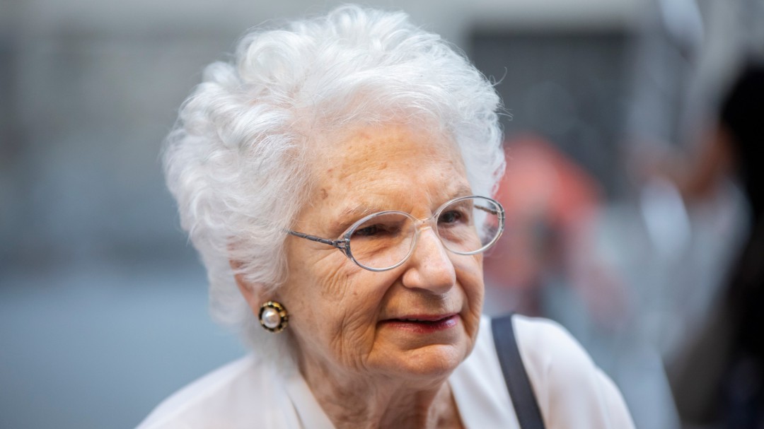 Una senadora superviviente de Auschwitz tiene que llevar escolta policial