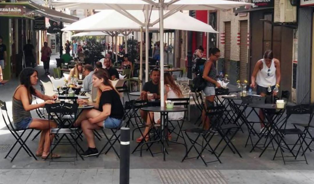 Veladores en la calle Castaños, dentro de la zona del Centro Tradicional, que la asociación vecinal quiere que sea declarada ZAS. Veladores en la calle Castaños, dentro de la zona del Centro Tradicional, que la asociación vecinal quiere que sea declarada ZAS.