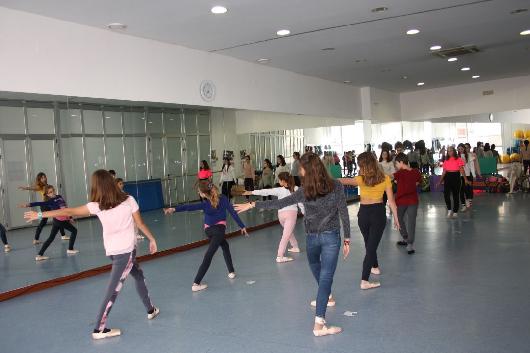 Unas 80 personas asisten a la Escuela Municipal de Danza de Miguel Esteban Unas 80 personas asisten a la Escuela Municipal de Danza de Miguel Esteban