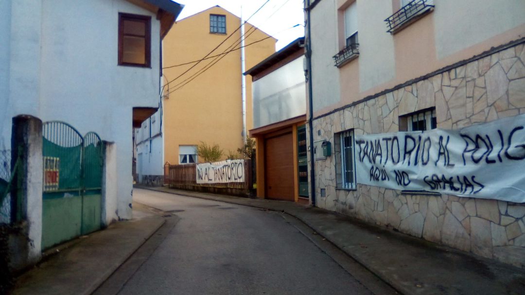 Los vecinos han colocado pancartas en la calle Los vecinos han colocado pancartas en la calle