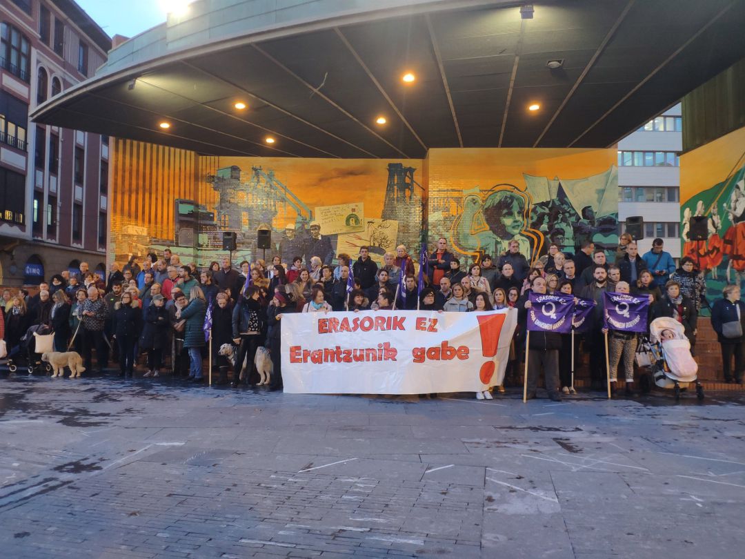Cientos de vecinos denunciaron en la Herriko Plaza de Barakaldoel último caso de agresión sexual en la localidad Cientos de vecinos denunciaron en la Herriko Plaza de Barakaldoel último caso de agresión sexual en la localidad
