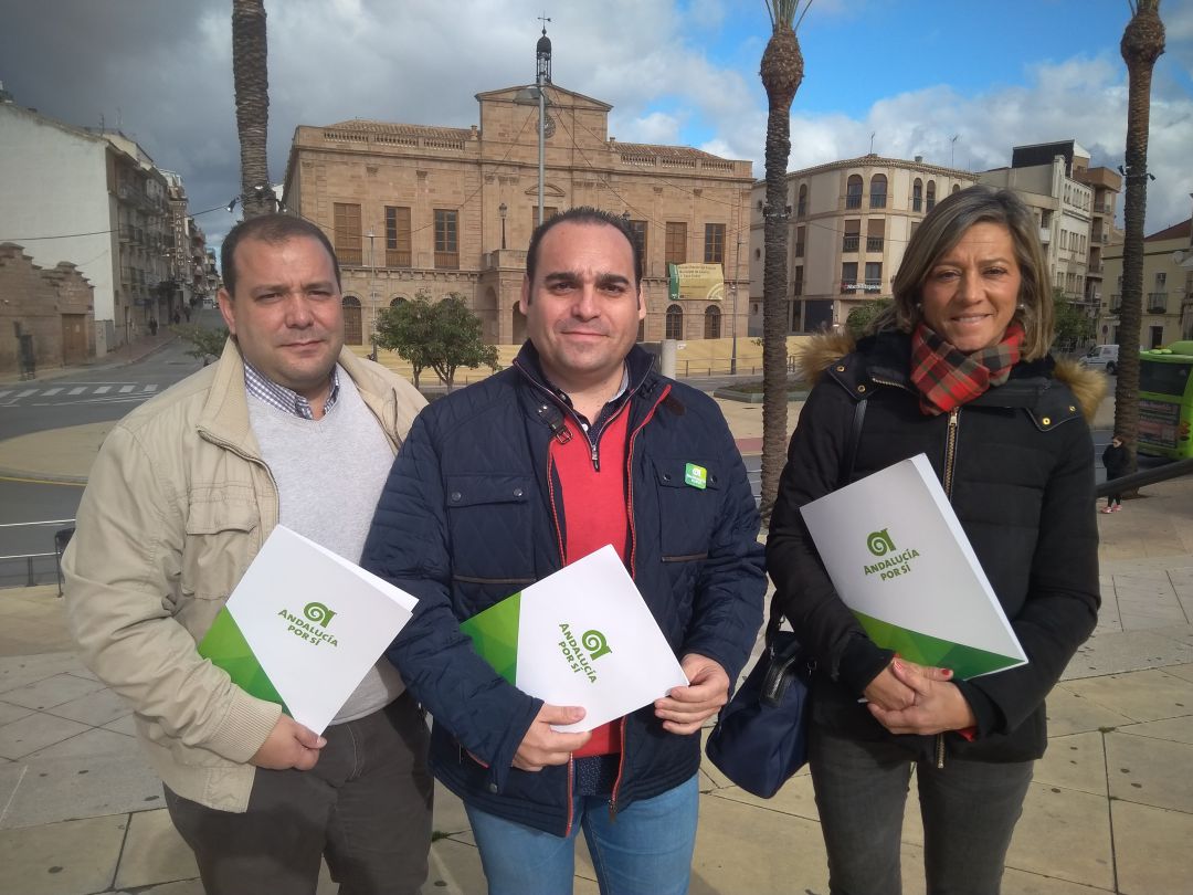 Vicente de los Ríos Peñuela, candidato de Andalucía por Sí al Congreso de los Diputados por la provincia de Jaén, en el centro de la fotografía. Vicente de los Ríos Peñuela, candidato de Andalucía por Sí al Congreso de los Diputados por la provincia de Jaén, en el centro de la fotografía.