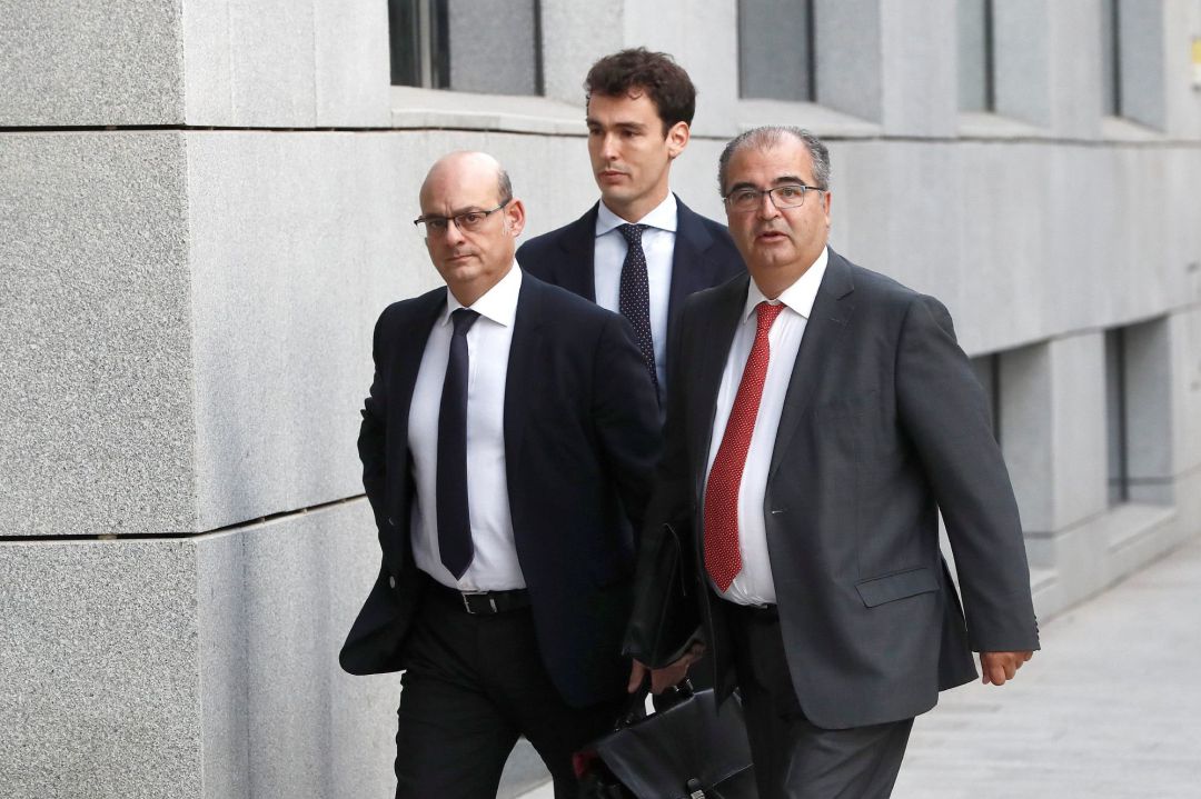 El expresidente del Banco Popular Ángel Ron, a su llegada este martes a la Audiencia Nacional para declarar como investigado por las presuntas irregularidades que, según las acusaciones, se produjeron en la ampliación de capital de 2.505 millones de euros en 2016 El expresidente del Banco Popular Ángel Ron, a su llegada este martes a la Audiencia Nacional para declarar como investigado por las presuntas irregularidades que, según las acusaciones, se produjeron en la ampliación de capital de 2.505 millones de euros en 2016