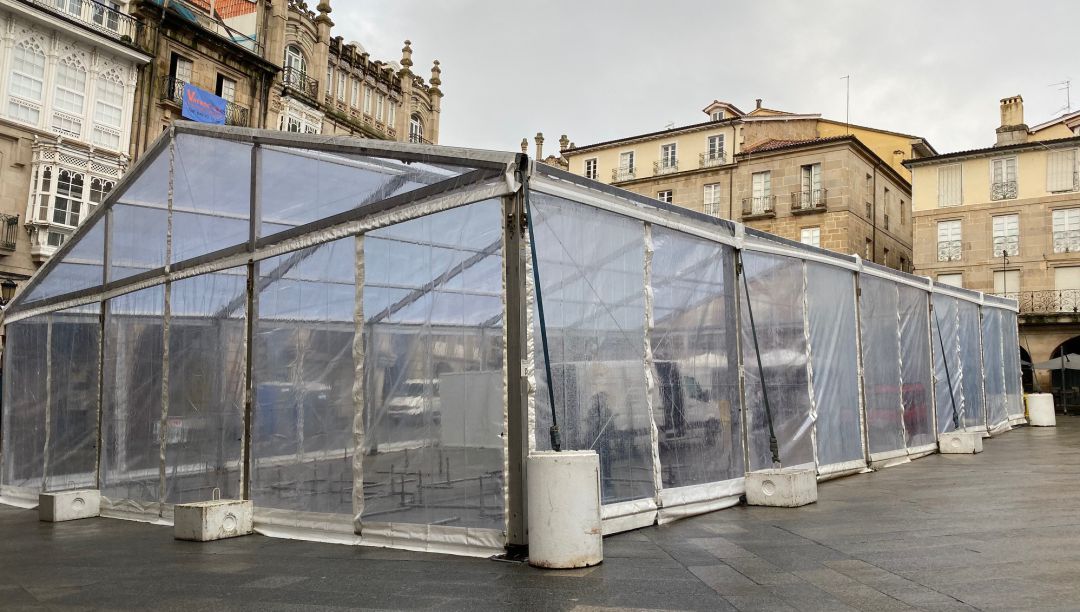 Ante las previsiones de lluvia el ayuntamiento ha instalado una carpa en la Plaza Mayor que protegerá al público en los conciertos Ante las previsiones de lluvia el ayuntamiento ha instalado una carpa en la Plaza Mayor que protegerá al público en los conciertos