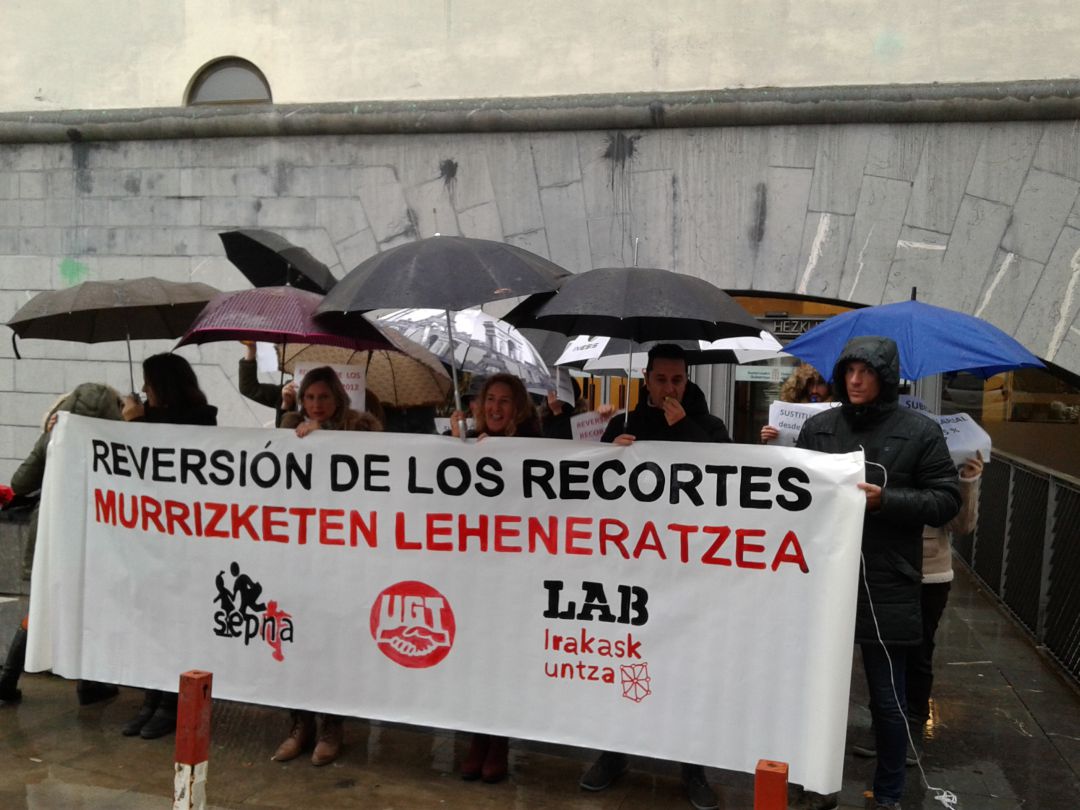 UGT, LAB y SEPNA critican que Educación "sigue sin cumplir el acuerdo" de la enseñanza concertada UGT, LAB y SEPNA critican que Educación "sigue sin cumplir el acuerdo" de la enseñanza concertada