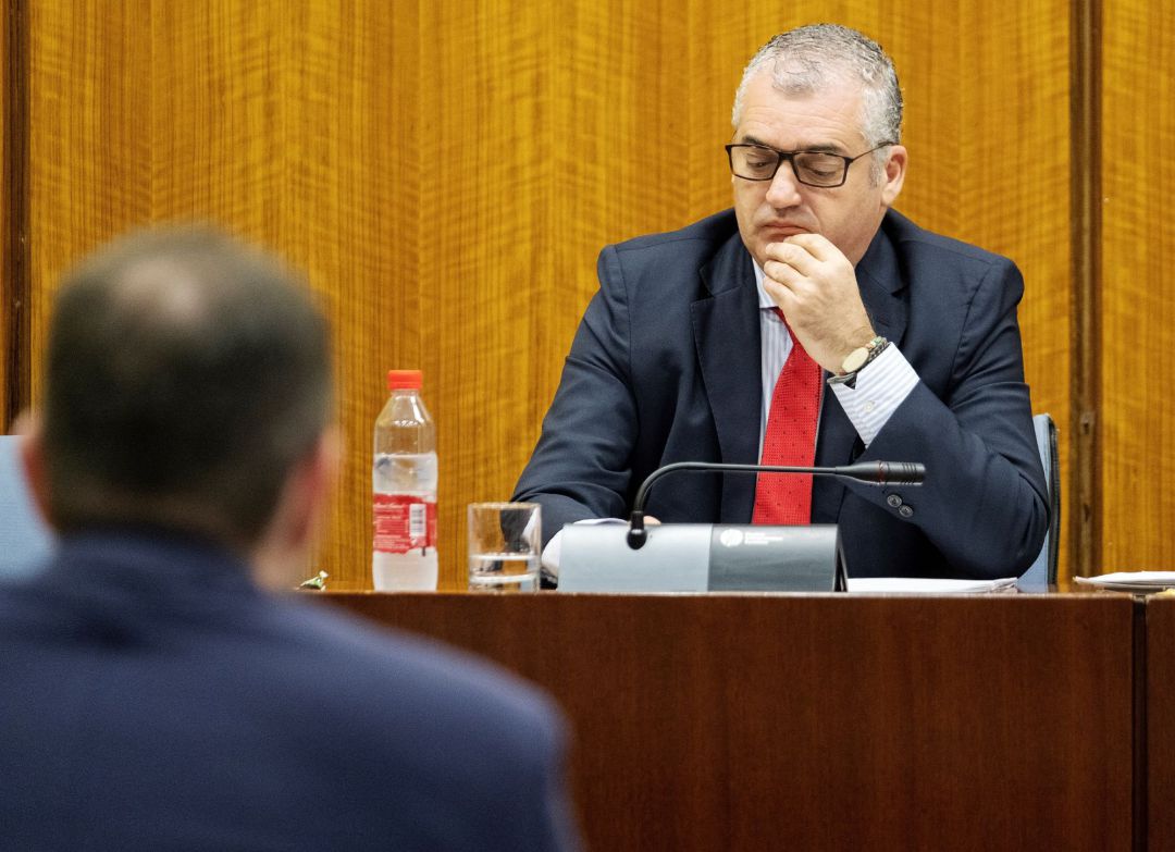 El exconsejero de Empleo de la Junta de Andalucía Javier Carnero espera en la sala 2 del Parlamento andaluz para comparecer en la comisión que investiga las presuntas irregularidades en la Fundación Andaluza Fondo de Formación y Empleo (FAFFE), este viernes en Sevilla. El exconsejero de Empleo de la Junta de Andalucía Javier Carnero espera en la sala 2 del Parlamento andaluz para comparecer en la comisión que investiga las presuntas irregularidades en la Fundación Andaluza Fondo de Formación y Empleo (FAFFE), este viernes en Sevilla.