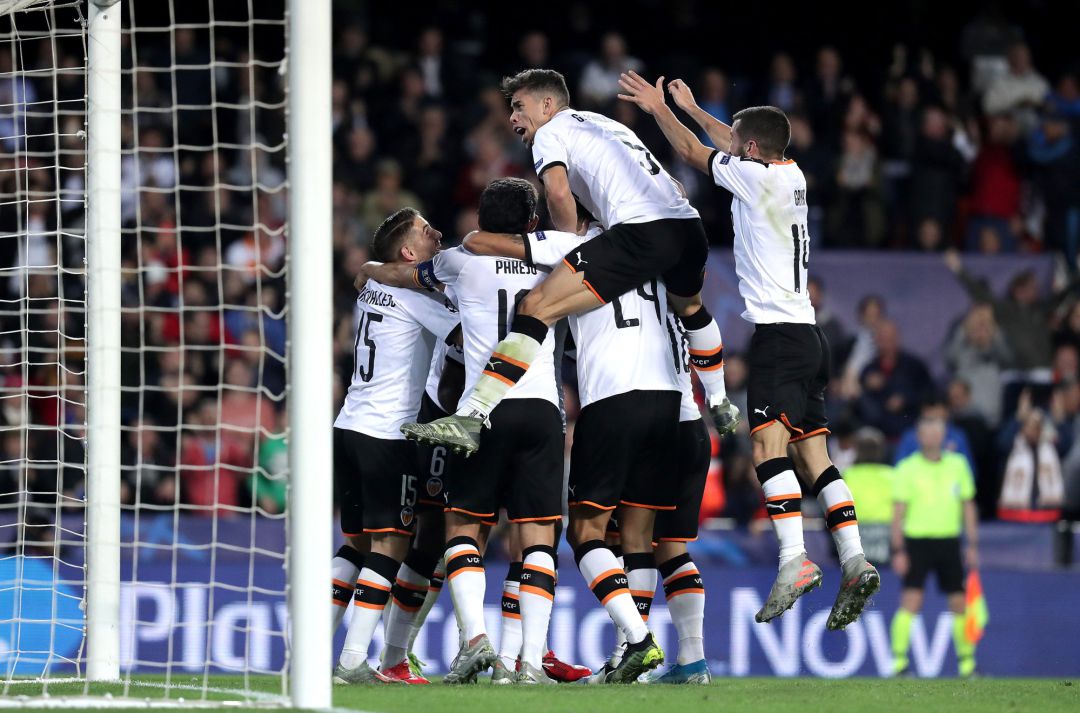 VALENCIA, SPAIN - NOVEMBER 05: Gabriel Paulista and Jose Luis Gaya of Valencia celebrates his team's third goal scored by Geoffrey Kondogbia with teammates during the UEFA Champions League group H match between Valencia CF and Lille OSC at Estadio Mestalla on November 05, 2019 in Valencia, Spain. (Photo by Gonzalo Arroyo Moreno, Getty Images) VALENCIA, SPAIN - NOVEMBER 05: Gabriel Paulista and Jose Luis Gaya of Valencia celebrates his team's third goal scored by Geoffrey Kondogbia with teammates during the UEFA Champions League group H match between Valencia CF and Lille OSC at Estadio Mestalla on November 05, 2019 in Valencia, Spain. (Photo by Gonzalo Arroyo Moreno, Getty Images)