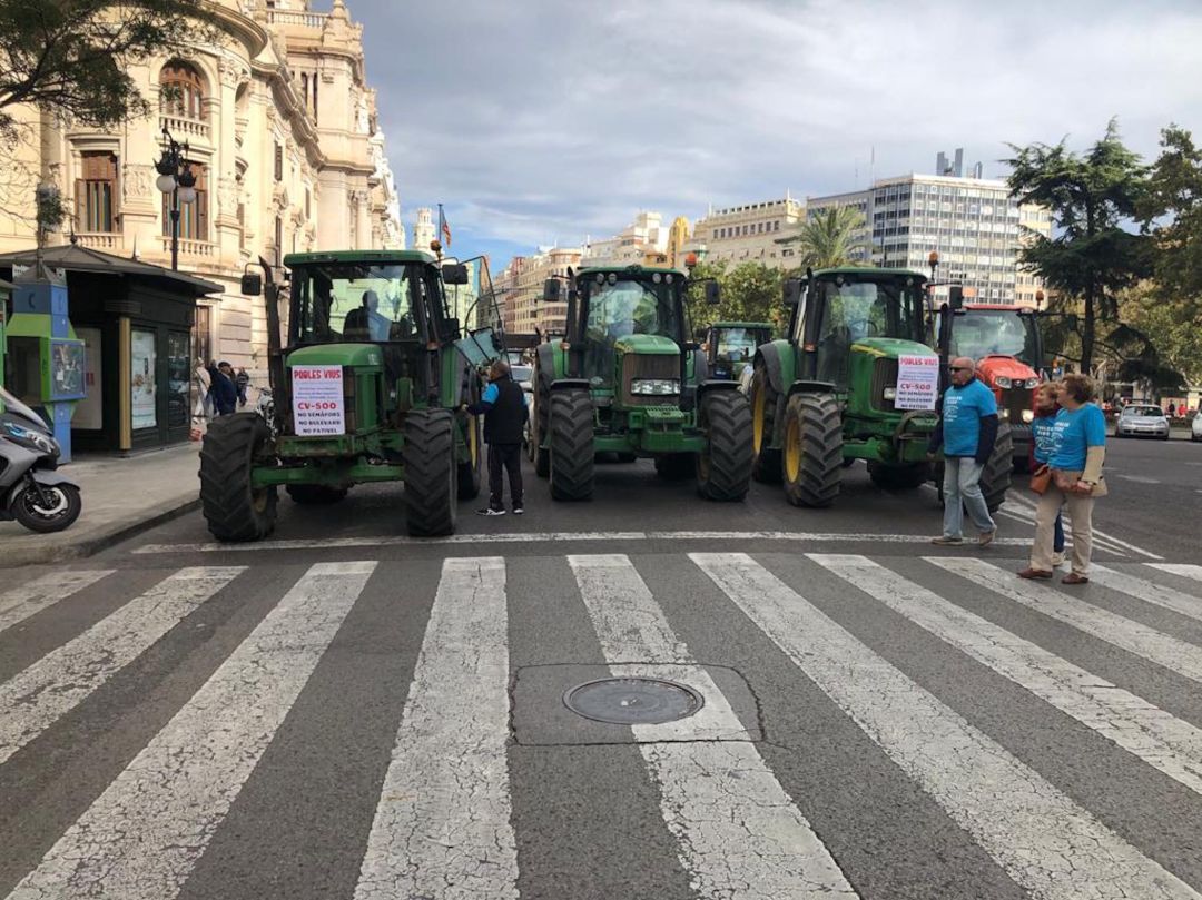 Tractores en la Plaza del Ayuntamiento Tractores en la Plaza del Ayuntamiento