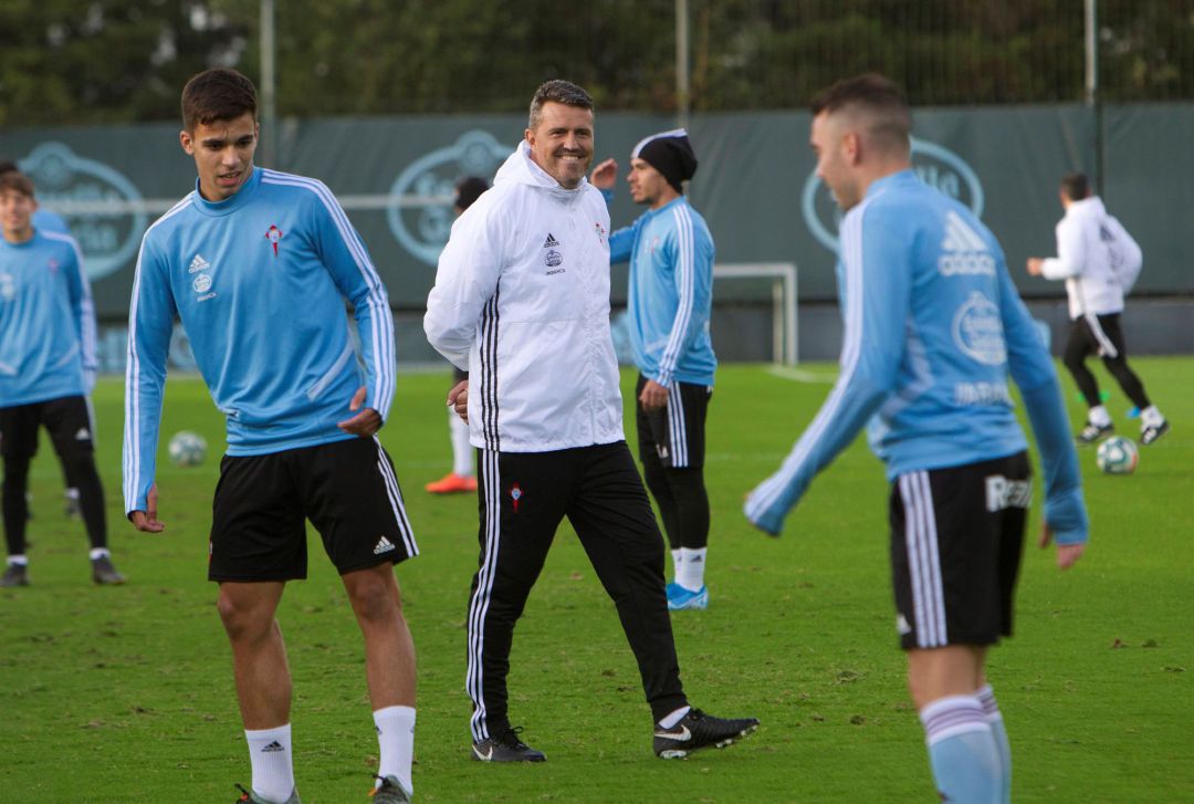 Óscar dirigiendo un entrenamiento del Celta Óscar dirigiendo un entrenamiento del Celta