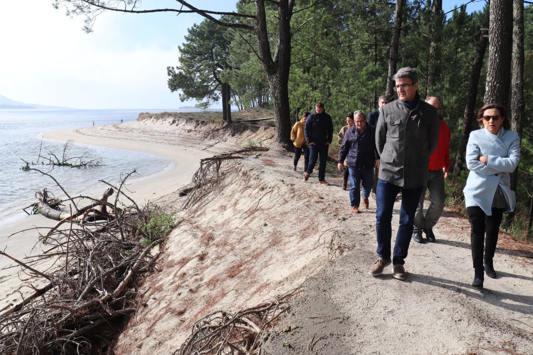 Antonio Lomba, alcalde de A Guarda, y Maica Larriba, subdelegada del Gobierno, visitando la playa de A Lamiña. Antonio Lomba, alcalde de A Guarda, y Maica Larriba, subdelegada del Gobierno, visitando la playa de A Lamiña.