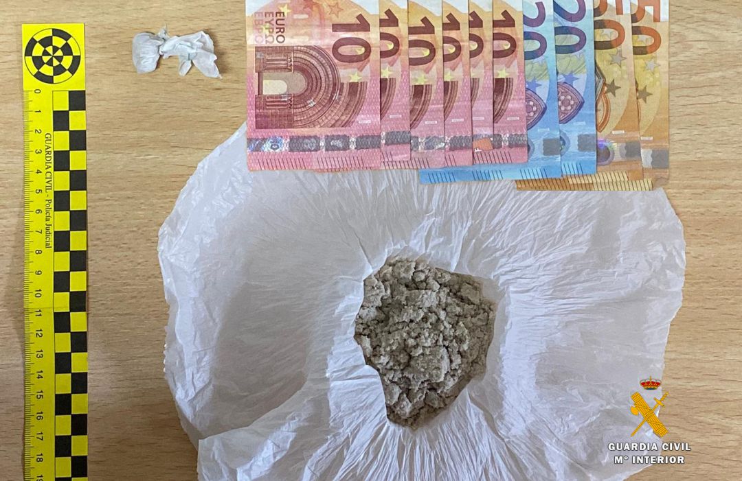 Droga y dinero intervenido. Droga y dinero intervenido.