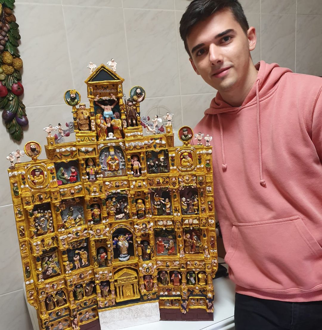Jorge Martínez junto a su última creación, la receración del retablo del siglo XVI de la iglesia de la Asunción de Tarancón (Cuenca). Jorge Martínez junto a su última creación, la receración del retablo del siglo XVI de la iglesia de la Asunción de Tarancón (Cuenca).