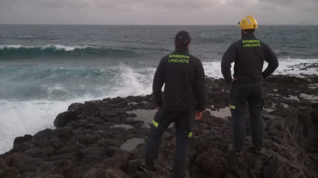 Reanudan las labores de búsqueda de los desaparecidos tras el vuelco de la patera en Lanzarote