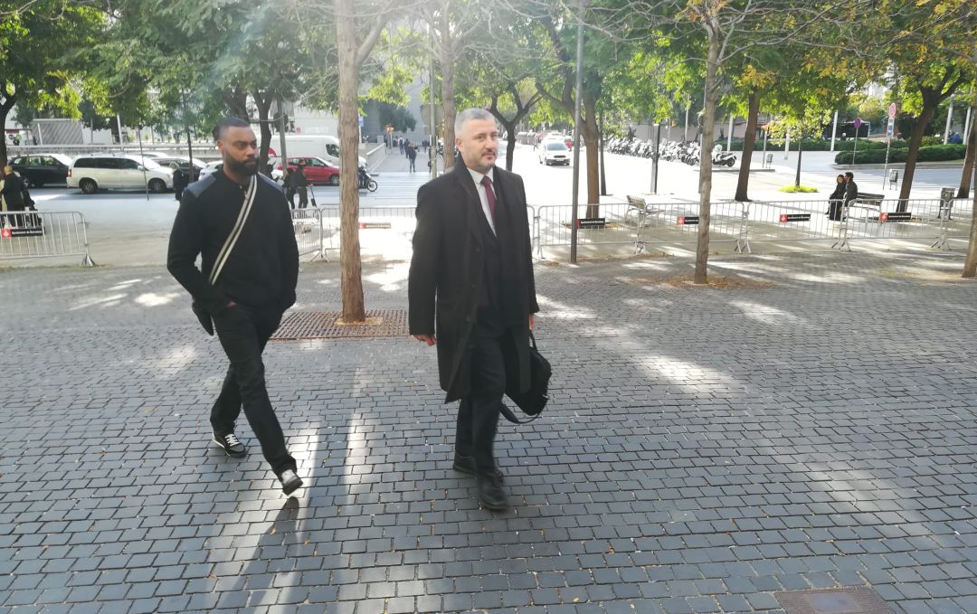 Gérard Armand, primo de Eric Abidal, llega a la Ciudad de la Justicia de Barcelona, acompañado de su abogado Gérard Armand, primo de Eric Abidal, llega a la Ciudad de la Justicia de Barcelona, acompañado de su abogado