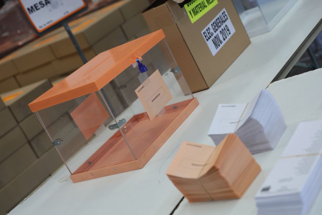 Urnas, cajas y papeletas en el centro logístico de las próximas elecciones generales del 10N
Urnas, cajas y papeletas en el centro logístico de las próximas elecciones generales del 10N