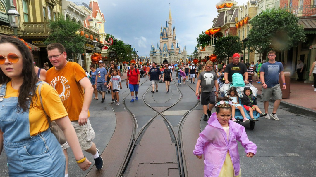 Arrestan a dos empleados de Disney por pornografía infantil