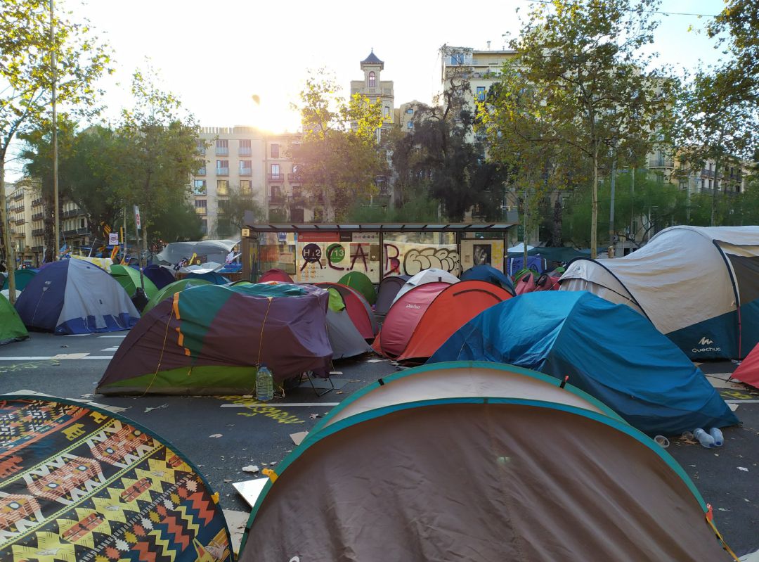 Un centenar de tiendas de campaña siguen en la acampada de plaza Universitat el sábado 9 de noviembre, coincidiendo con la jornada de reflexión. Un centenar de tiendas de campaña siguen en la acampada de plaza Universitat el sábado 9 de noviembre, coincidiendo con la jornada de reflexión.