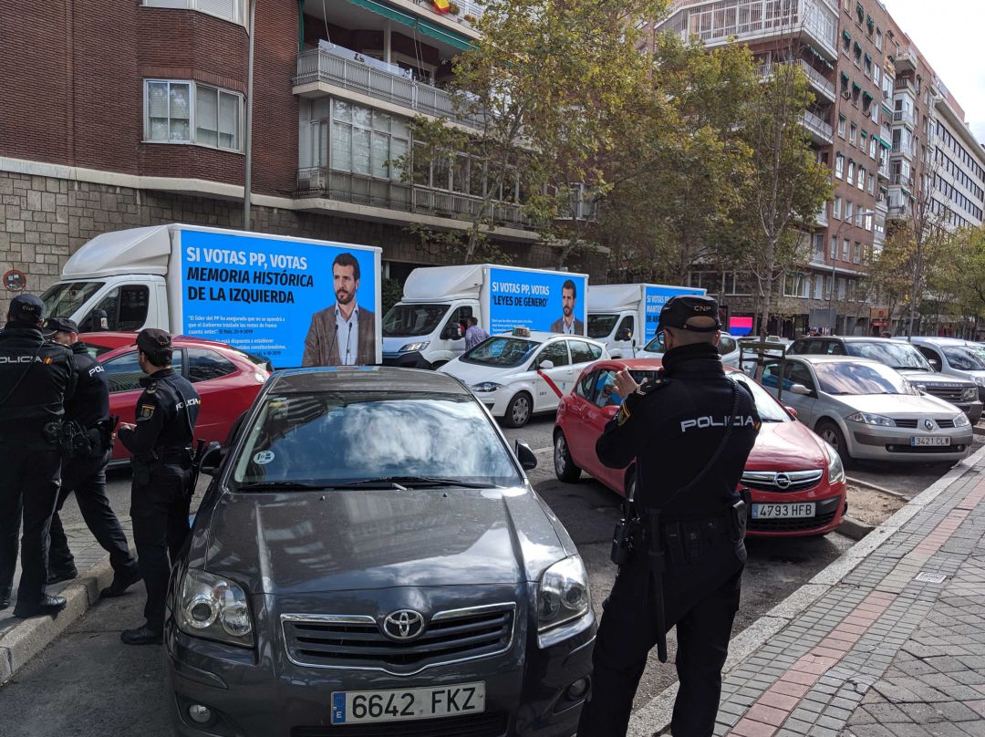 Las furgonetas de la asociación ultraconservadora. Las furgonetas de la asociación ultraconservadora.