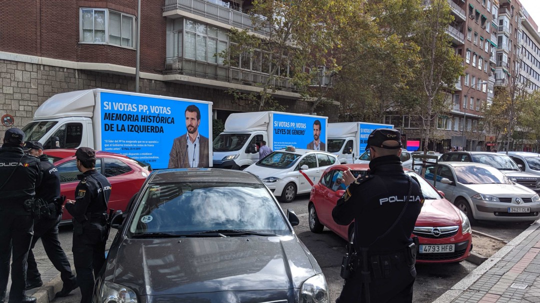 Retiran tres furgonetas de Hazte Oír por ofensas a Pablo Casado en plena jornada de reflexión