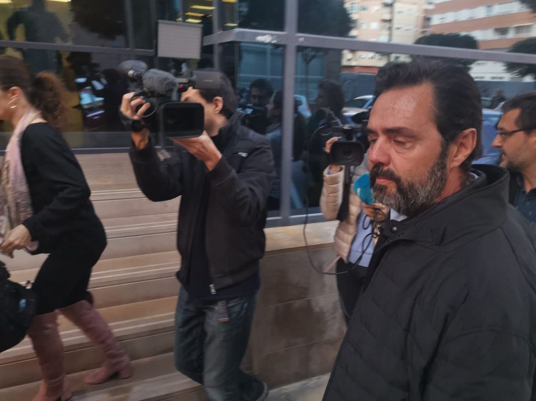 Miguel López, visiblemente emocionado tras ser declarado inocente por el asesinato de la viuda del expresidente de la CAM Miguel López, visiblemente emocionado tras ser declarado inocente por el asesinato de la viuda del expresidente de la CAM
