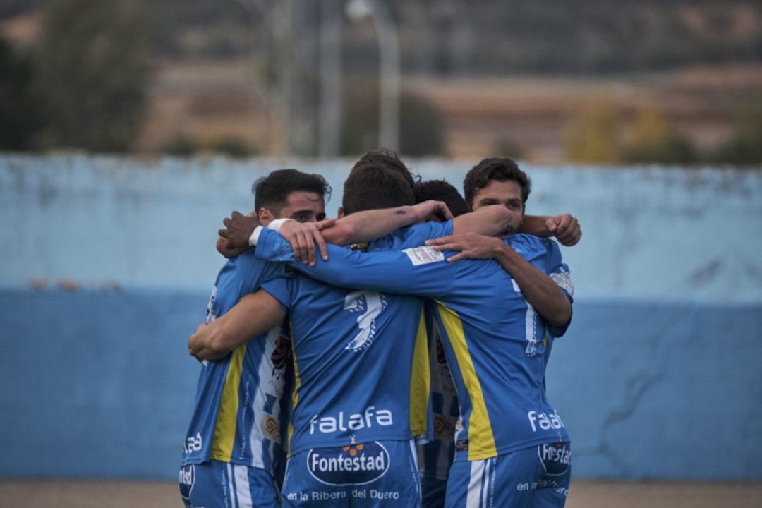 Los jugadores de la Arandina hacen piña tras uno de los goles de la pasada jornada en El Montecillo. Los jugadores de la Arandina hacen piña tras uno de los goles de la pasada jornada en El Montecillo.