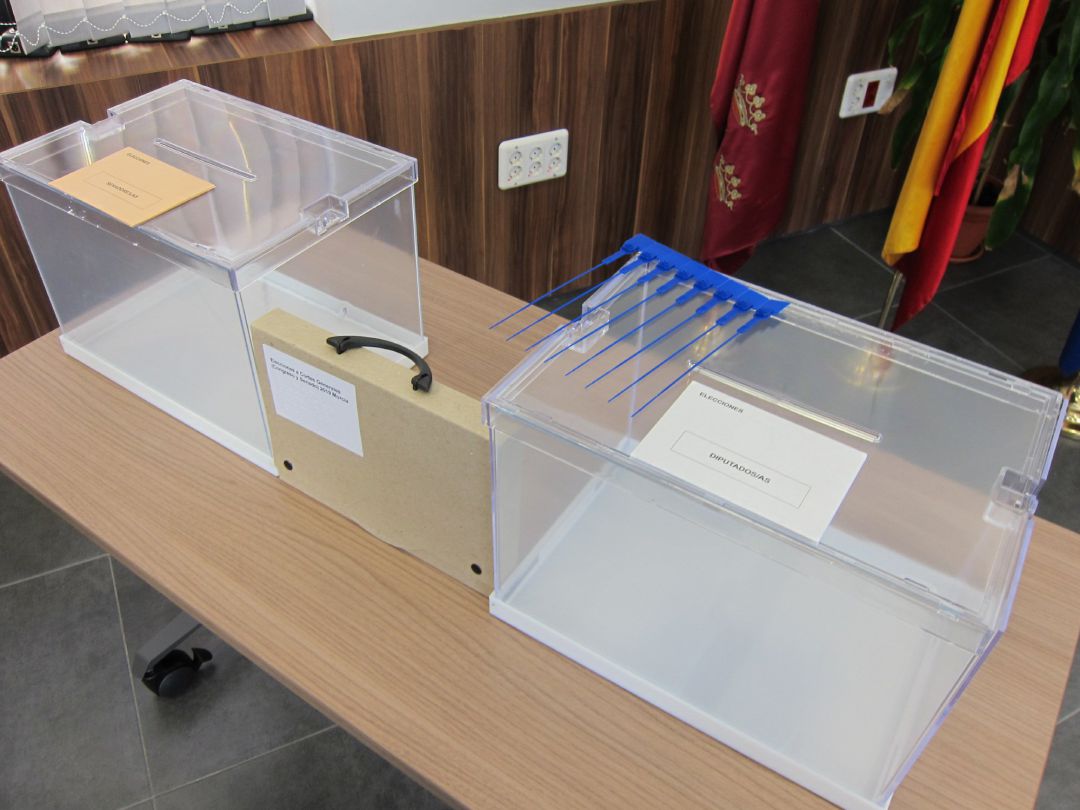 Urnas con motivo de las elecciones generales del 10 de noviembre Urnas con motivo de las elecciones generales del 10 de noviembre