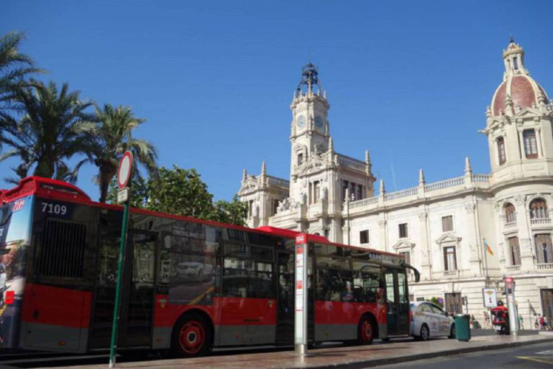 Autobús de la EMT en la plaza del Ayuntamiento de València Autobús de la EMT en la plaza del Ayuntamiento de València
