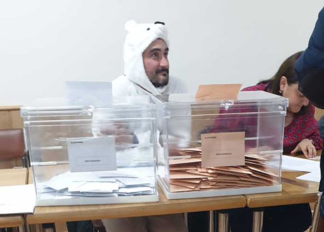 Presidente de mesa disfrazado de oso Presidente de mesa disfrazado de oso