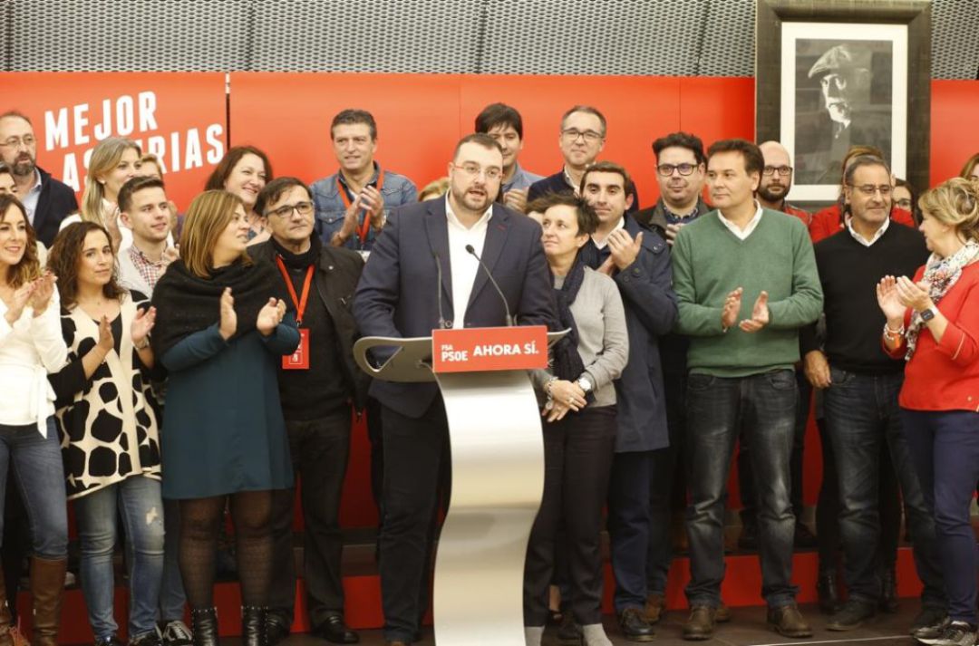 Adrián Barbón asumió la valoración de la noche electoral como secretario general de la Federación Socialista Asturiana. Adrián Barbón asumió la valoración de la noche electoral como secretario general de la Federación Socialista Asturiana.