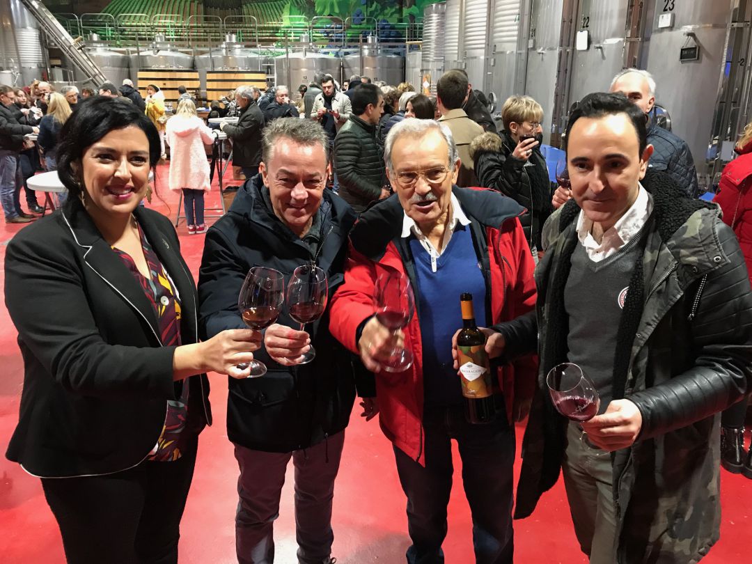 El periodista Sergio Sauca entre el empresario José Luis Prada y Flor Bonet El periodista Sergio Sauca entre el empresario José Luis Prada y Flor Bonet