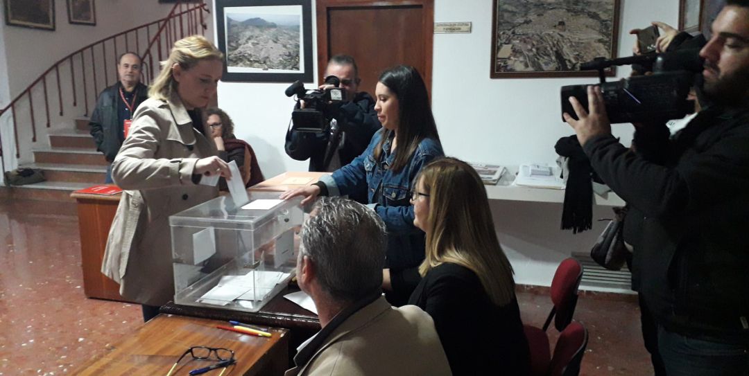 Marian Adán vota en su colegio electoral de Quesada. Marian Adán vota en su colegio electoral de Quesada.