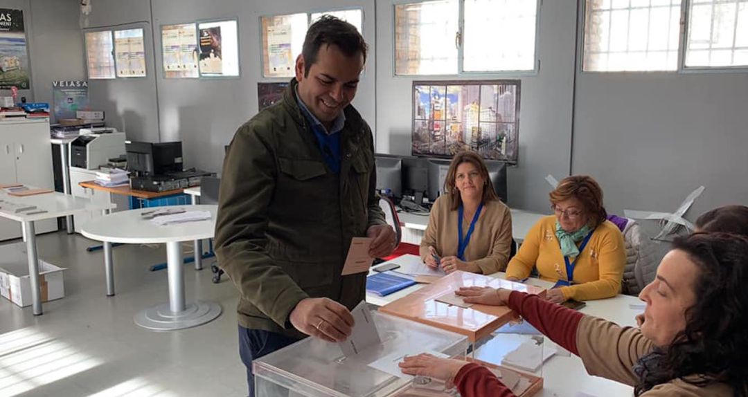 El candidato del PP, Juan Diego Requena, vota en Santisteban del Puerto. El candidato del PP, Juan Diego Requena, vota en Santisteban del Puerto.