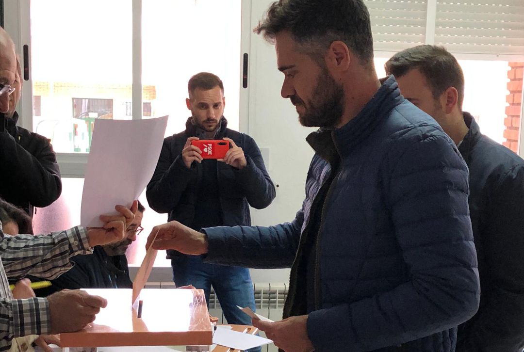 El candidato del PSOE en Jaén, Felipe Sicilia, vota en Bailén. El candidato del PSOE en Jaén, Felipe Sicilia, vota en Bailén.