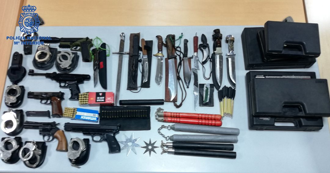 La Policía ha incautado al agresor numerosas armas blancas, de fogueo, estrellas ninjas y le ha retirado la licencia para utilizarlas La Policía ha incautado al agresor numerosas armas blancas, de fogueo, estrellas ninjas y le ha retirado la licencia para utilizarlas