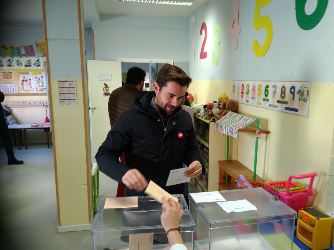 El candidato socialista, Antidio Fagundez, ejerciendo su derecho al voto El candidato socialista, Antidio Fagundez, ejerciendo su derecho al voto
