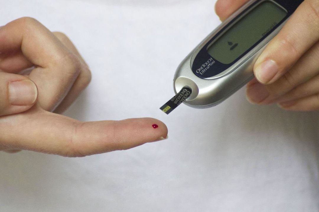 Prueba para detectar el nivel de glucosa en sangre Prueba para detectar el nivel de glucosa en sangre