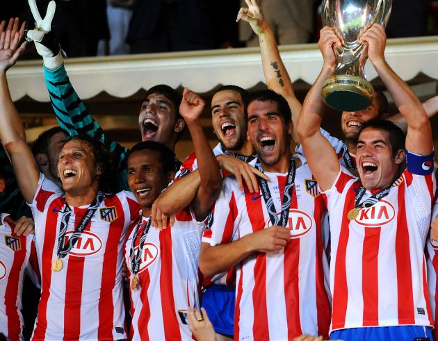 Álvaro Domínguez, detrás de Raúl García, en la celebración de la Europa League de 2010. Álvaro Domínguez, detrás de Raúl García, en la celebración de la Europa League de 2010.