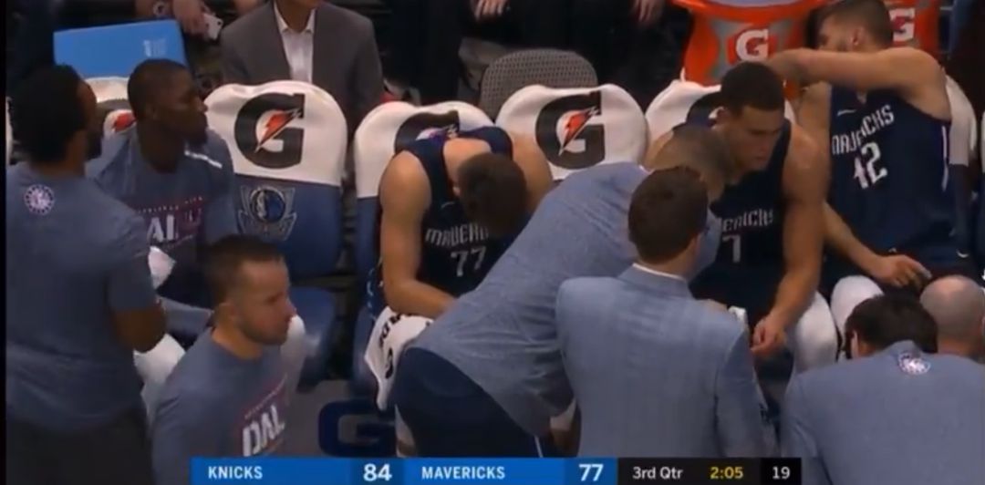 Luka Doncic, bailando el Aserejé en el banquillo Luka Doncic, bailando el Aserejé en el banquillo