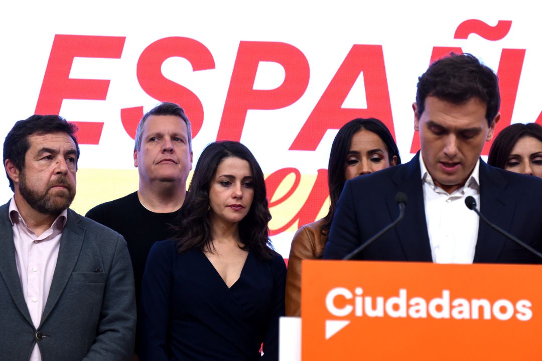 El líder de Ciudadanos, Albert Rivera, ofrece declaraciones a los medios de comunicación y asume los pésimos resultados de su partido en la sede de la formación naranja, que ha pasado de los 57 escaños conseguidos en los comicios de abril de 2019 a 10 en noviembre, El líder de Ciudadanos, Albert Rivera, ofrece declaraciones a los medios de comunicación y asume los pésimos resultados de su partido en la sede de la formación naranja, que ha pasado de los 57 escaños conseguidos en los comicios de abril de 2019 a 10 en noviembre,