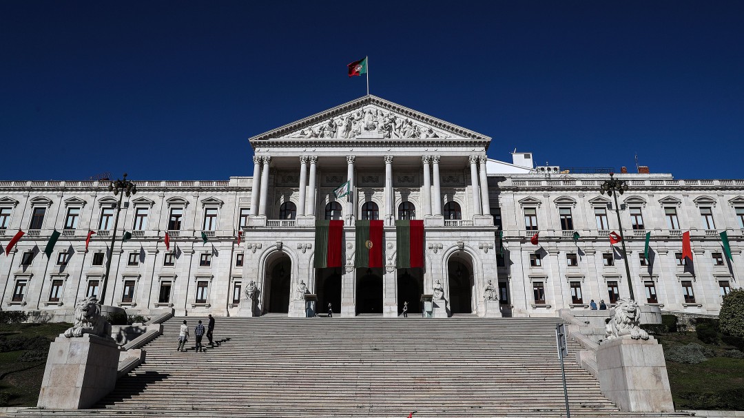 El Parlamento luso silencia a las formaciones pequeñas y las deja sin derecho a intervenir en los debates en el hemiciclo