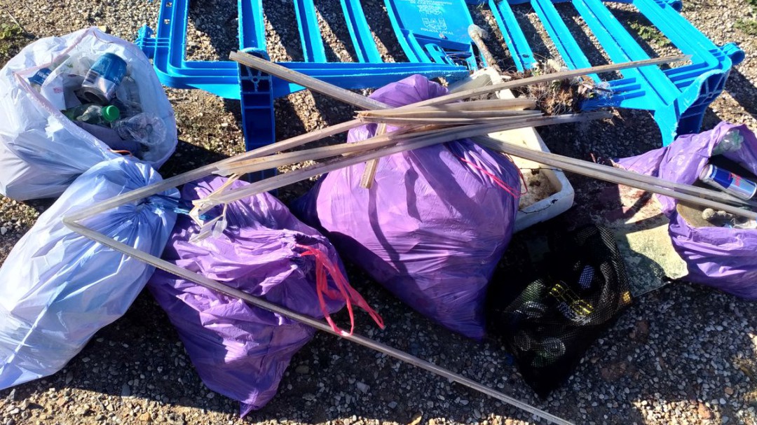 Buceadores profesionales y voluntarios retiran 80 kilos de residuos de los fondos marinos de Cabo de Palos