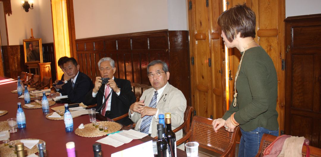Políticos japoneses participan en una cata de aceite. Políticos japoneses participan en una cata de aceite.