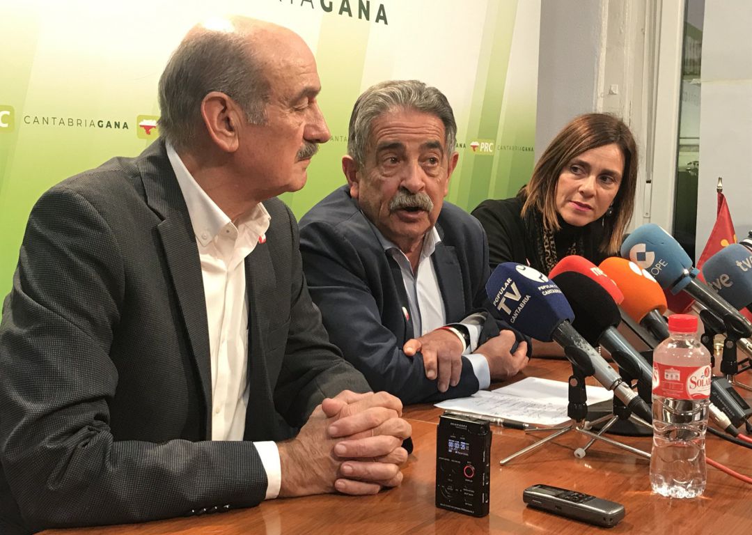 Miguel Ángel Revilla, flanqueado por el diputado electo José María Mazón y por la consejera de Presidencia, Paula Fernández. Miguel Ángel Revilla, flanqueado por el diputado electo José María Mazón y por la consejera de Presidencia, Paula Fernández.