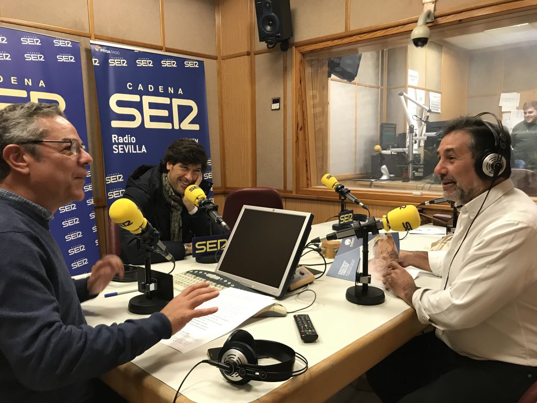 Salomón Hachuel, director de Hoy por Hoy Sevilla, junto a José Antonio Galiani y Manuel Lombo en el estudio de Radio Sevilla durante la entrevista Salomón Hachuel, director de Hoy por Hoy Sevilla, junto a José Antonio Galiani y Manuel Lombo en el estudio de Radio Sevilla durante la entrevista