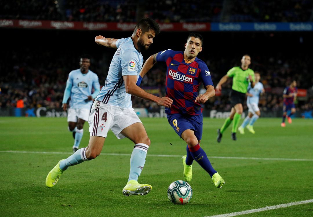 Araujo conduce un balón ante Luis Suárez Araujo conduce un balón ante Luis Suárez