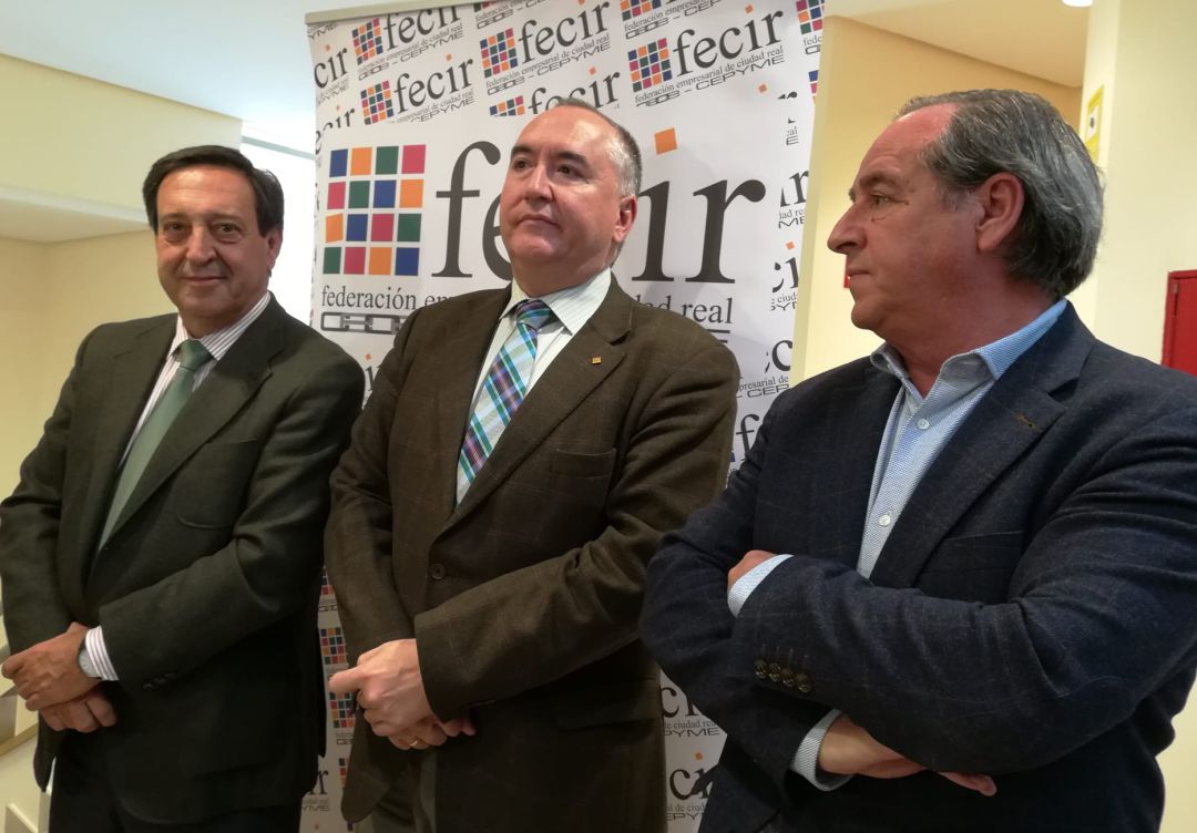 De izquierda a derecha,Pedro Barato, presidente de la Comisión de Seguridad Social de la CEOE, junto a Carlos Marín, presidente de FECIR y Ángel Nicolás presidente de CECAM, este lunes en Ciudad Real De izquierda a derecha,Pedro Barato, presidente de la Comisión de Seguridad Social de la CEOE, junto a Carlos Marín, presidente de FECIR y Ángel Nicolás presidente de CECAM, este lunes en Ciudad Real
