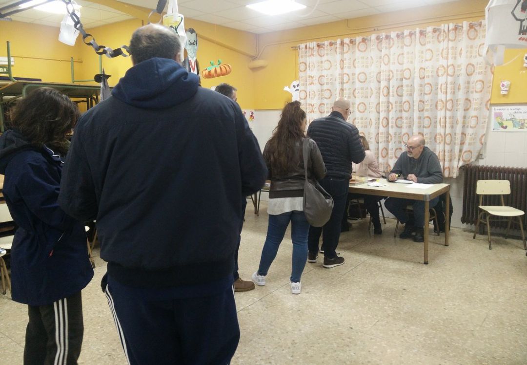 Varias personas esperan para votar, este domingo, en un colegio electoral de San Fernando de Henares. Varias personas esperan para votar, este domingo, en un colegio electoral de San Fernando de Henares.
