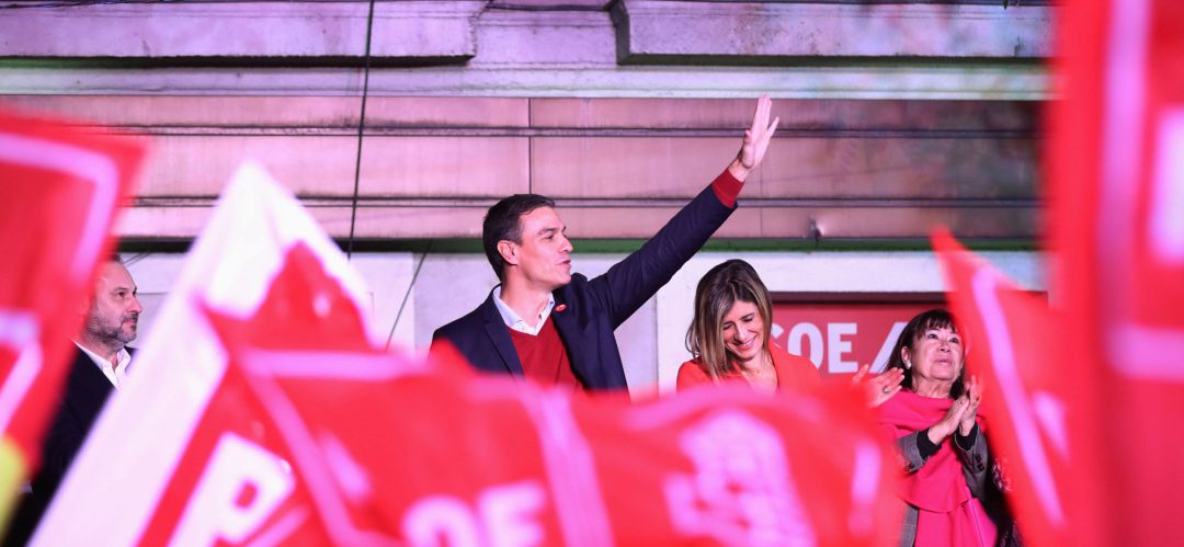 Pedro Sanchez saluda a los militantes y simpatizantes socialistas que celebraban la victoria en las Elecciones de este domingo. Pedro Sanchez saluda a los militantes y simpatizantes socialistas que celebraban la victoria en las Elecciones de este domingo.