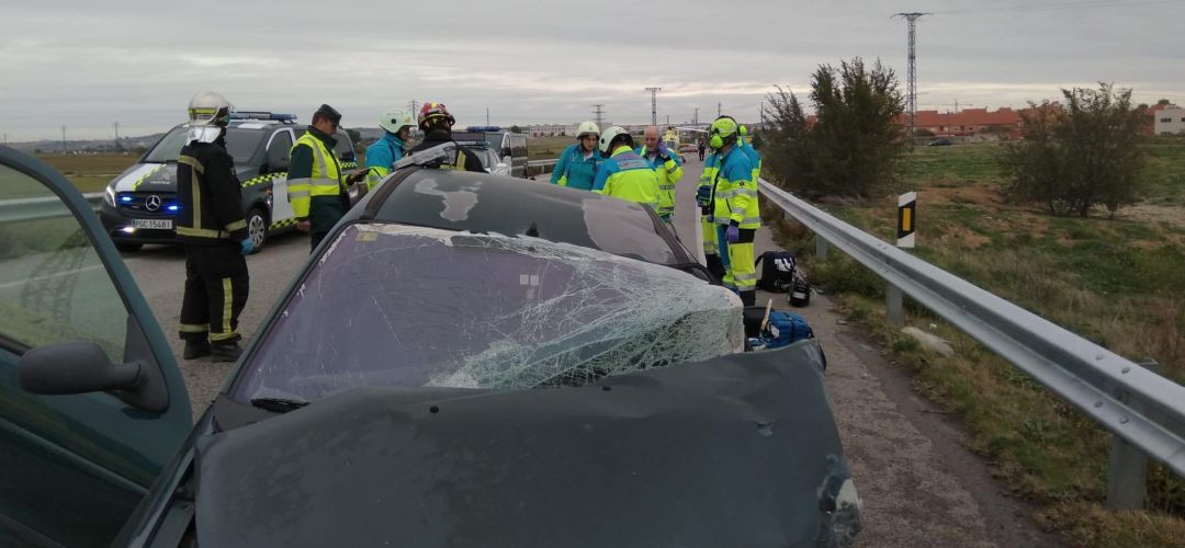 Los servicios de emergencia trabajando en el accidente en la M-404 Los servicios de emergencia trabajando en el accidente en la M-404