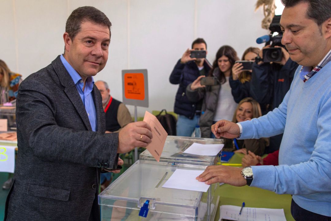 El presidente de la Junta de Castilla-La Mancha. Emiliano García Page, ejerce su derecho al voto en el colegio de Nara en la ciudad de Toledo El presidente de la Junta de Castilla-La Mancha. Emiliano García Page, ejerce su derecho al voto en el colegio de Nara en la ciudad de Toledo